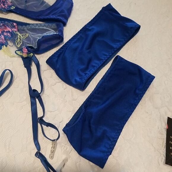 Beautiful 4 pieces lingerie never worn medium - Picture 3 of 11